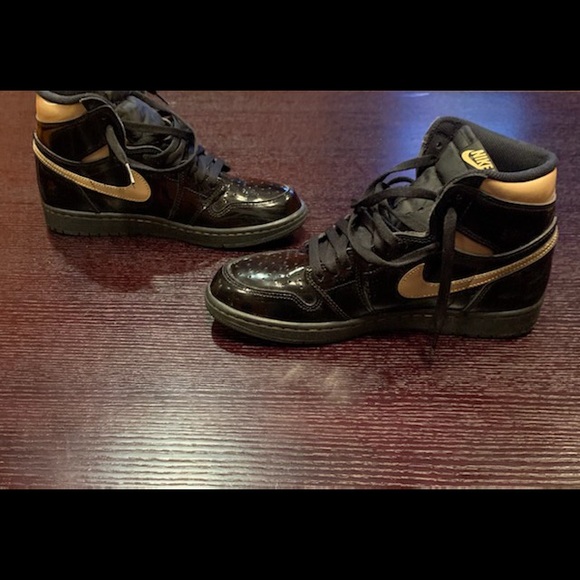 COPY - Jordan 1 Retro High
Black Metallic Gold (2020) - Picture 2 of 5